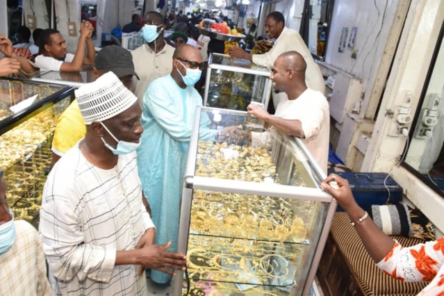 Suite des images de la visite de proximité de Barth Dias à la Médina en l'absence de l'édile Bamba Fall Suite des images de la visite de proximité de Barth Dias à la Médina en l'absence de l'édile Bamba Fall