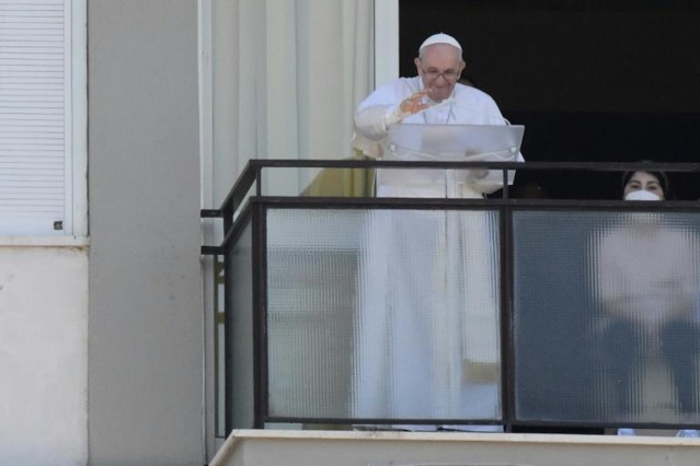 Le Pape François récite la prière de l'Angelus depuis le balcon de son hôpital