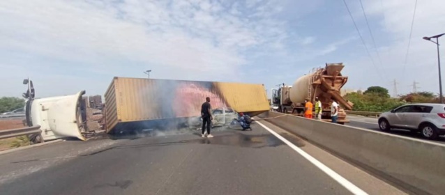 Un camion s'est renversé sur une voiture sur l'autoroute à péage Un camion s'est renversé sur une voiture sur l'autoroute à péage