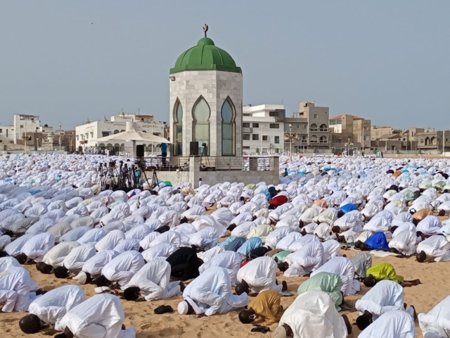 LES IMAGES DE LA PRIÈRE À YOFF LAYÉNE LES IMAGES DE LA PRIÈRE À YOFF LAYÉNE
