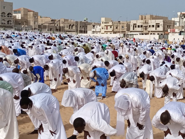 LES IMAGES DE LA PRIÈRE À YOFF LAYÉNE LES IMAGES DE LA PRIÈRE À YOFF LAYÉNE