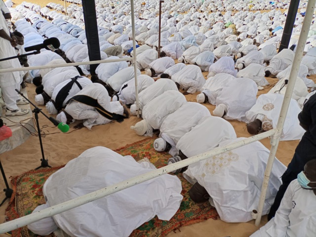 LES IMAGES DE LA PRIÈRE À YOFF LAYÉNE LES IMAGES DE LA PRIÈRE À YOFF LAYÉNE