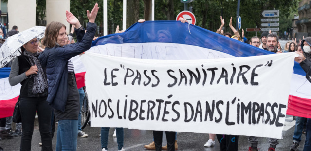 France : grogne contre le pass sanitaire, heurts à Paris France : grogne contre le pass sanitaire, heurts à Paris