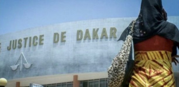 Deux femmes se battent au couteau pour les beaux yeux d'un homme Deux femmes se battent au couteau pour les beaux yeux d'un homme