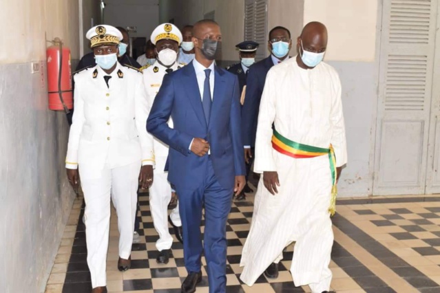 Installation du nouveau gouverneur de la région de Saint Louis par le ministre de l'Intérieur, Antoine Félix Diome (TEXTE ET IMAGES) Installation du nouveau gouverneur de la région de Saint Louis par le ministre de l'Intérieur, Antoine Félix Diome (TEXTE ET IMAGES)