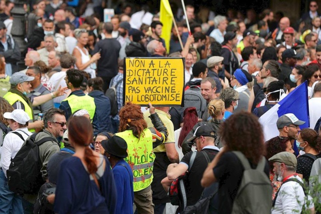 Troisième journée de mobilisation contre le pass sanitaire en France, plus de 200 000 manifestants