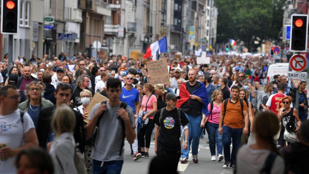 Troisième journée de mobilisation contre le pass sanitaire en France, plus de 200 000 manifestants