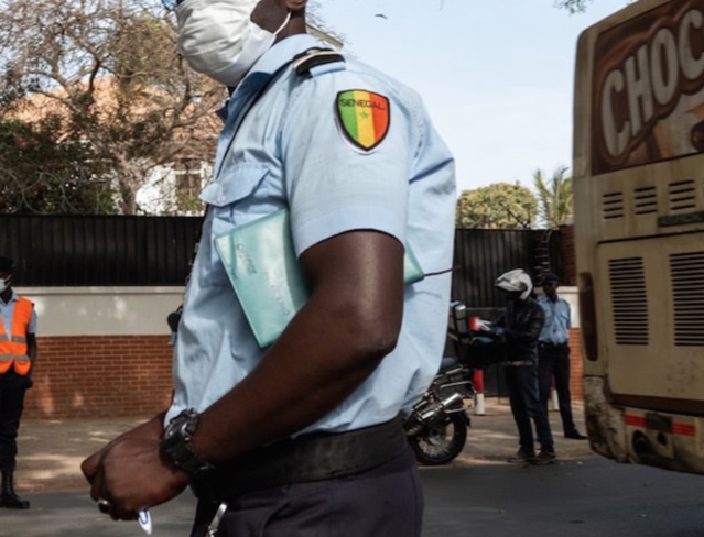 Un faux policier surprend un couple en galante compagnie, tente d'abuser de la femme et…