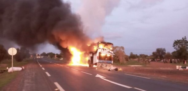 Kaolack : Un bus transportant une cinquantaine de passagers prend feu