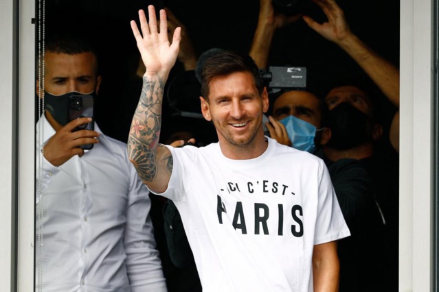 Lionel Messi est arrivé à Paris avec un T-Shirt "Ici c'est Paris". Lionel Messi est arrivé à Paris avec un T-Shirt "Ici c'est Paris".
