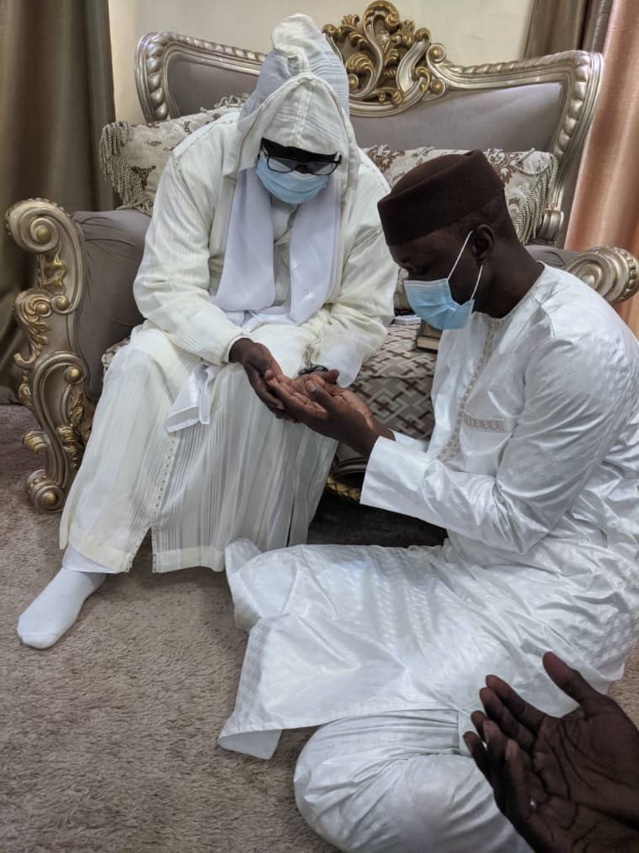 Ousmane Sonko à Yoff et à Cambéréne pour présenter ses condoléances à la famille du défunt Khalif général des layennes…(photos)