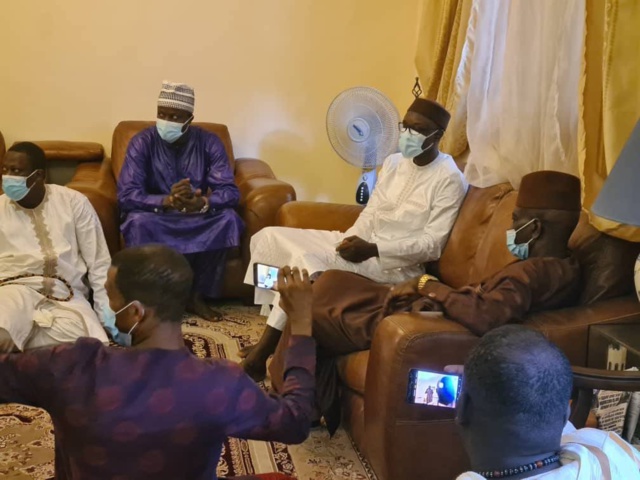Ousmane Sonko à Yoff et à Cambéréne pour présenter ses condoléances à la famille du défunt Khalif général des layennes…(photos)