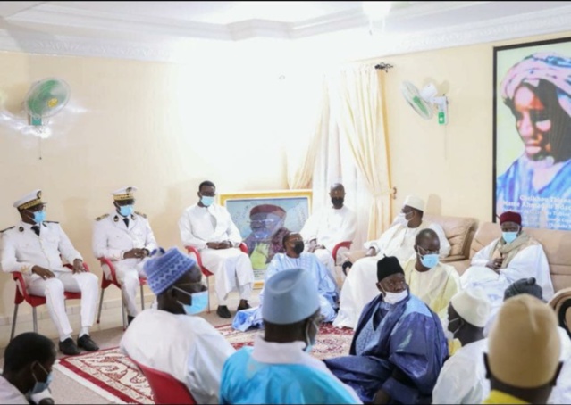 Condoléances : Le président Macky Sall accompagné par Antoine Félix Diome et de Amadou Ba auprès de la famille Layène et celle de Thiénaba. Condoléances : Le président Macky Sall accompagné par Antoine Félix Diome et de Amadou Ba auprès de la famille Layène et celle de Thiénaba.