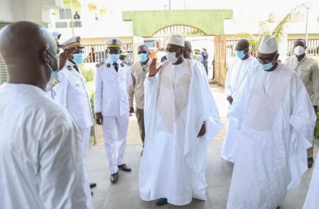 Condoléances : Le président Macky Sall accompagné par Antoine Félix Diome et de Amadou Ba auprès de la famille Layène et celle de Thiénaba. Condoléances : Le président Macky Sall accompagné par Antoine Félix Diome et de Amadou Ba auprès de la famille Layène et celle de Thiénaba.