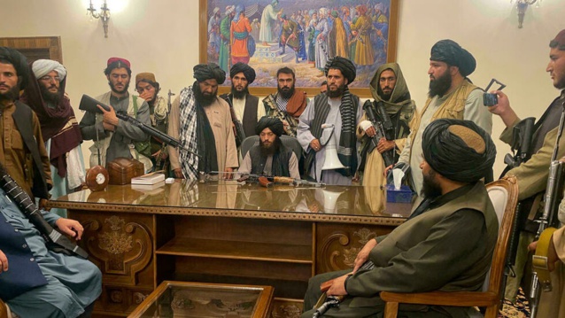[IMAGES] Les talibans crient victoire dans le palais présidentiel à Kaboul