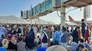 Panique et confusion à l'aéroport de Kaboul, envahi par des milliers d'Afghans Panique et confusion à l'aéroport de Kaboul, envahi par des milliers d'Afghans