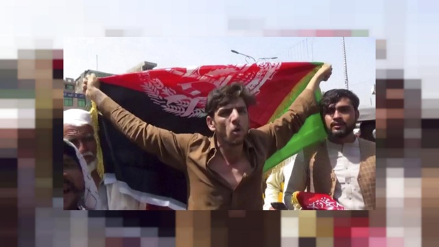 Des Afghans s'opposent au remplacement de leur drapeau par celui des talibans Des Afghans s'opposent au remplacement de leur drapeau par celui des talibans