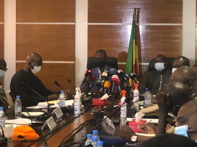 Mise en oeuvre du plan ORSEC : les services de l’État en réunion pour organiser les secours. Mise en oeuvre du plan ORSEC : les services de l’État en réunion pour organiser les secours.