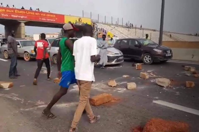 URGENT- Ça chauffe en banlieue Dakaroise! (VIDÉO) URGENT- Ça chauffe en banlieue Dakaroise! (VIDÉO)