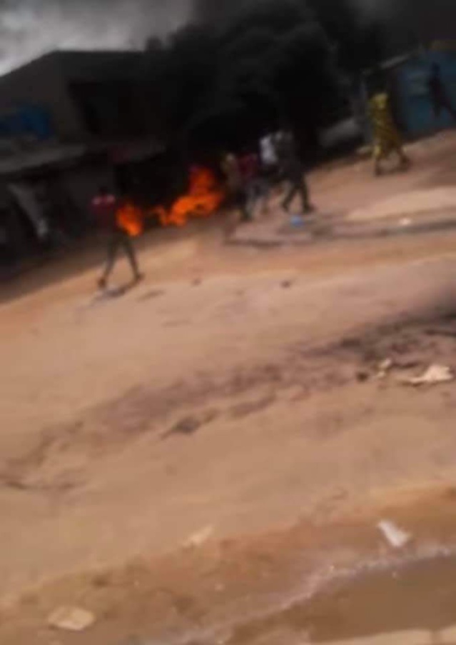 URGENT- Ça chauffe en banlieue Dakaroise! (VIDÉO) URGENT- Ça chauffe en banlieue Dakaroise! (VIDÉO)