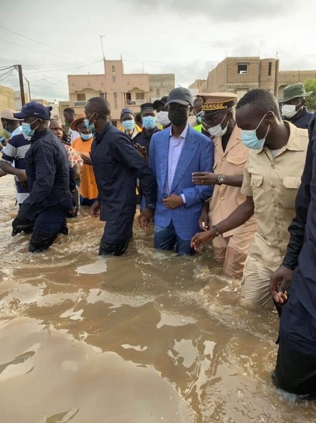 Cette image devenue virale du ministre de l'Intérieur les pieds dans l'eau Cette image devenue virale du ministre de l'Intérieur les pieds dans l'eau