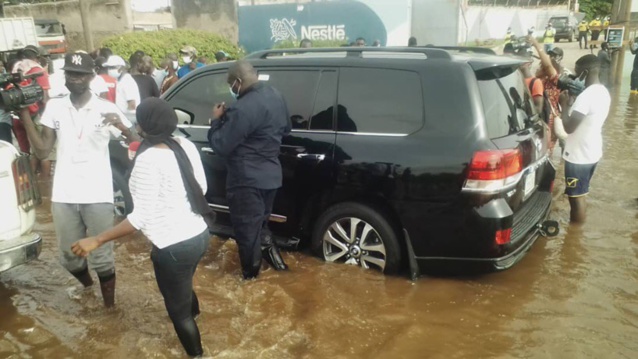 Inondations : Le ministre Antoine Félix Diome en action ! Inondations : Le ministre Antoine Félix Diome en action !
