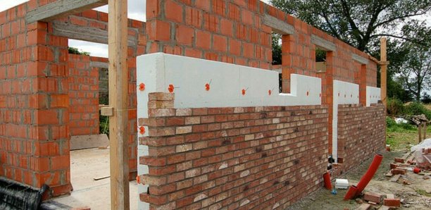 Sénégal : des briques en terre pour remplacer le béton Sénégal : des briques en terre pour remplacer le béton