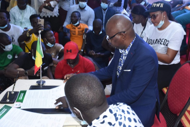 Coalition de l'opposition Sénégalaise- La réaction de Barthelemy Dias Coalition de l'opposition Sénégalaise- La réaction de Barthelemy Dias