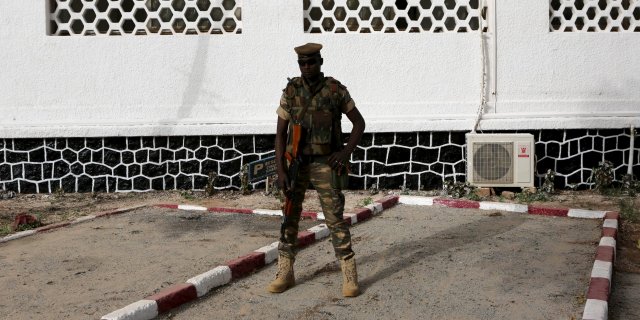 GUINÉE "Une tentative de putsch menée par les éléments du Groupement des forces spéciales" (Jeune Afrique) GUINÉE "Une tentative de putsch menée par les éléments du Groupement des forces spéciales" (Jeune Afrique)