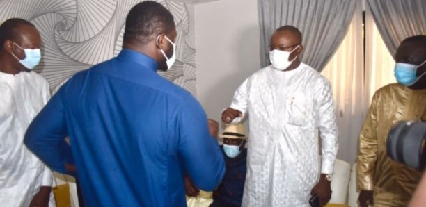 Le Ministre Matar BA chez Balla GAYE 2 pour présenter les condoléances du Chef de l'État Le Ministre Matar BA chez Balla GAYE 2 pour présenter les condoléances du Chef de l'État