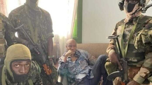 ALPHA CONDÉ À LA DÉLÉGATION DE LA CEDEAO "Je préfère être tué que de signer ma démission" ALPHA CONDÉ À LA DÉLÉGATION DE LA CEDEAO "Je préfère être tué que de signer ma démission"