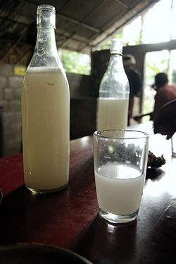 Grand-Yoff : arrêté pour défaut d'autorisation de vente d'alcool, F. Diatta servait du vin de palme au prix de 300 FCFA le verre. Grand-Yoff : arrêté pour défaut d'autorisation de vente d'alcool, F. Diatta servait du vin de palme au prix de 300 FCFA le verre.
