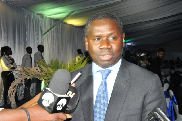 Après avoir quitté le gouvernement – Me Oumar Youm renfile sa robe d’avocat et s’offre une… "niaarel" ! Après avoir quitté le gouvernement – Me Oumar Youm renfile sa robe d’avocat et s’offre une… "niaarel" !