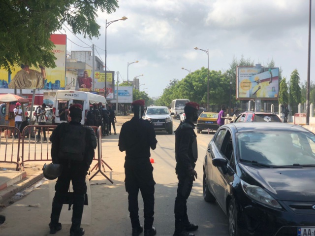Pour empêcher la marche prévue ce vendredi, la police quadrille la Place de l'Obélisque...Guy Marius entre autres récalcitrants arrêtés (IMAGES) Pour empêcher la marche prévue ce vendredi, la police quadrille la Place de l'Obélisque...Guy Marius entre autres récalcitrants arrêtés (IMAGES)