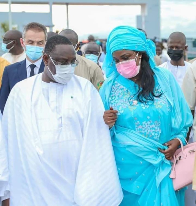 Arrêt sur image- Le couple Présidentiel à Touba ! Arrêt sur image- Le couple Présidentiel à Touba !