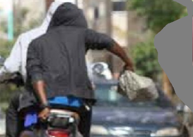 Rond-Point Massalikul Jinaan des HLM : 2 individus arrêtés pour vol à l'arraché Rond-Point Massalikul Jinaan des HLM : 2 individus arrêtés pour vol à l'arraché