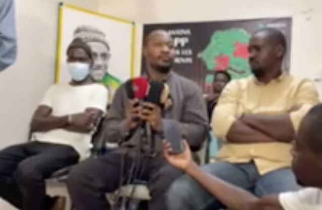 LIVE: Visite auprès des enseignants des classes passerelles en grève de la faim au siège de Frapp. LIVE: Visite auprès des enseignants des classes passerelles en grève de la faim au siège de Frapp.