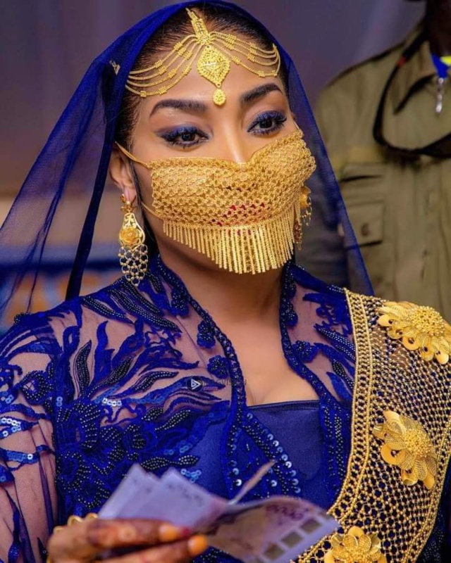 "Sagnssé" le jour du Magal – Pourquoi ces critiques bêtes et méchantes dans la presse en ligne contre Adja Ngoya Fall ? "Sagnssé" le jour du Magal – Pourquoi ces critiques bêtes et méchantes dans la presse en ligne contre Adja Ngoya Fall ?