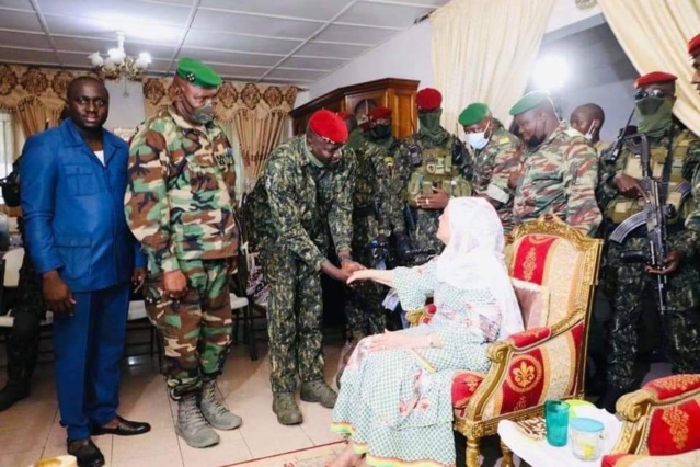 Guinée- Le Colonel Mamadi Doumbouya chez Hadja André Touré, épouse du Pr Ahmed Sékou Touré Guinée- Le Colonel Mamadi Doumbouya chez Hadja André Touré, épouse du Pr Ahmed Sékou Touré