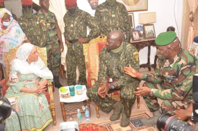 Guinée- Le Colonel Mamadi Doumbouya chez Hadja André Touré, épouse du Pr Ahmed Sékou Touré