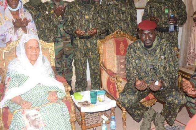 Guinée- Le Colonel Mamadi Doumbouya chez Hadja André Touré, épouse du Pr Ahmed Sékou Touré