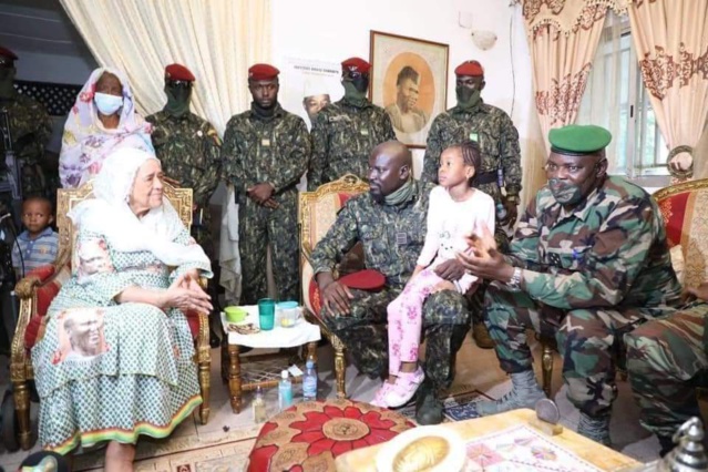 Guinée- Le Colonel Mamadi Doumbouya chez Hadja André Touré, épouse du Pr Ahmed Sékou Touré