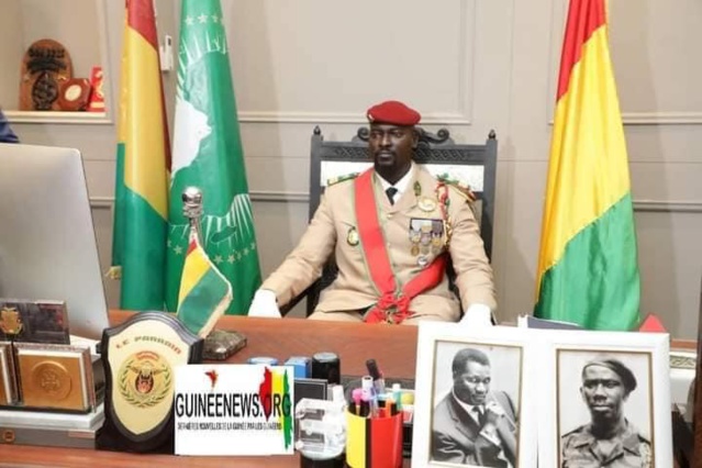 GUINÉE : Le Colonel Mamady Doumbouta a prêté serment et officiellement investi président de la transition. GUINÉE : Le Colonel Mamady Doumbouta a prêté serment et officiellement investi président de la transition.