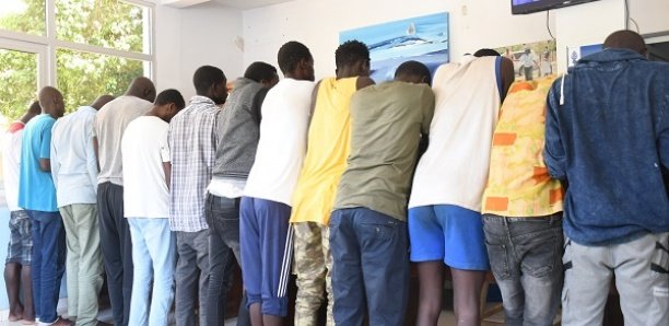 Émigration clandestine : 56 candidats et leurs convoyeurs arrêtés entre Gouye Diama, Mbour et Kafountine Émigration clandestine : 56 candidats et leurs convoyeurs arrêtés entre Gouye Diama, Mbour et Kafountine