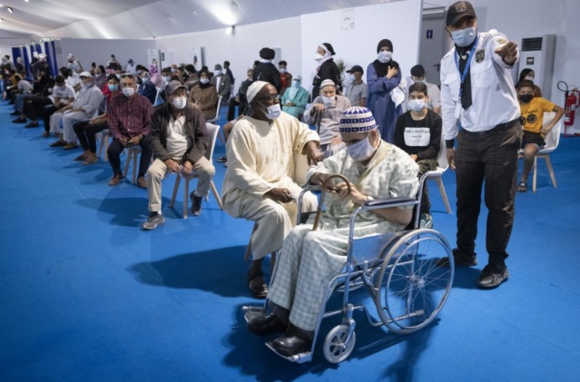 Maroc. Ruée vers les vaccinodromes après l’instauration du pass vaccinal obligatoire Maroc. Ruée vers les vaccinodromes après l’instauration du pass vaccinal obligatoire