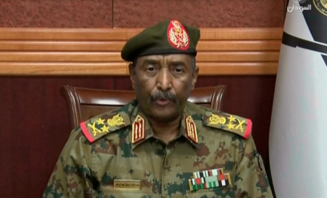Le général soudanais Abdel Fattah al-Burhan (ici sur la chaîne de TV nationale) a dissous, lundi 25 octobre, les autorités de transition. AP Le général soudanais Abdel Fattah al-Burhan (ici sur la chaîne de TV nationale) a dissous, lundi 25 octobre, les autorités de transition. AP