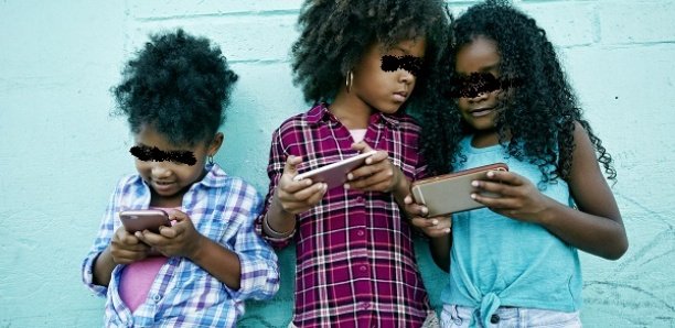 Facebook, WhatsApp, Tik-Tok… : Comment les réseaux sociaux mettent en péril la croissance biologique de l’enfant Facebook, WhatsApp, Tik-Tok… : Comment les réseaux sociaux mettent en péril la croissance biologique de l’enfant