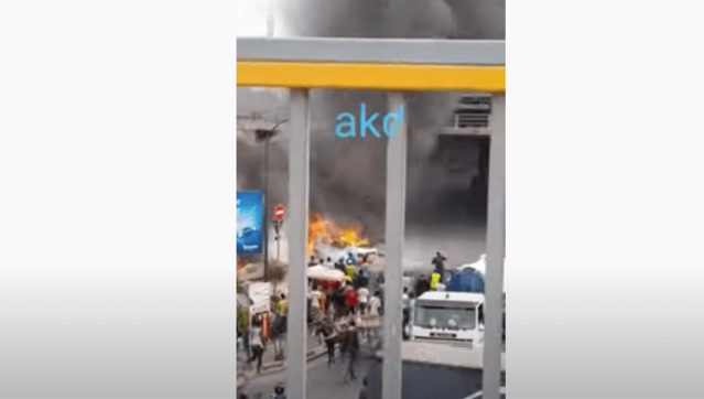 Cité Lobat Fall: Une voiture toute neuve réduite en cendres par les flammes Cité Lobat Fall: Une voiture toute neuve réduite en cendres par les flammes