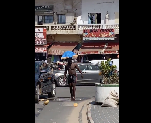 INSOLITE-Sans se soucier du qu'en-dira-t-on, ce Sénégalais prend son bain mystique en plein coeur  de Dakar