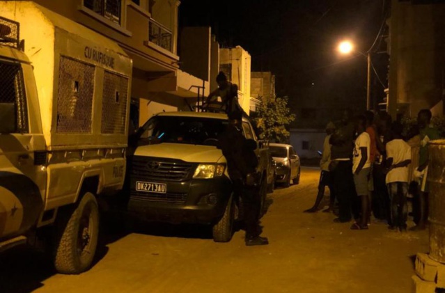 CHANTAGE SEXUEL À DIAMAGUENE SICAP MBAO: Une fille devient l’objet sexuel d’un «policier» qui l’a surprise nue avec son amant sur la plage CHANTAGE SEXUEL À DIAMAGUENE SICAP MBAO: Une fille devient l’objet sexuel d’un «policier» qui l’a surprise nue avec son amant sur la plage